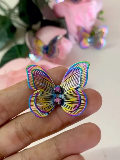 I'm obsessed with these 3D metallic butterflies. They add such a modern and whimsical vibe to any hairstyle, especially for a fun Mehandi or Sangeet party.