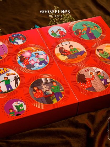 The packaging is part of the fun. The box is covered in illustrations of classic sibling moments, like fighting over the remote or teasing each other, making the unboxing a trip down memory lane.