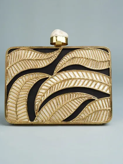 A bold and contrasting design, this rectangular clutch features a leaf motif in mother of pearl and brass inlay against a deep black background. The natural stone clasp completes this elegant piece.