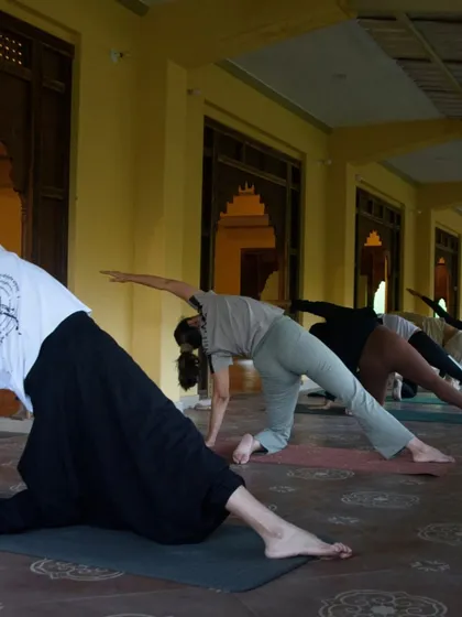 A side angle stretch during our group practice. I love seeing the different expressions of the same pose, as each person connects with their body in a unique way.