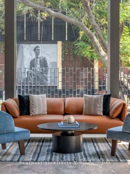 A minimalist approach to a waiting area, where clean lines, natural light, and high-quality furniture create an atmosphere of calm and refined elegance.