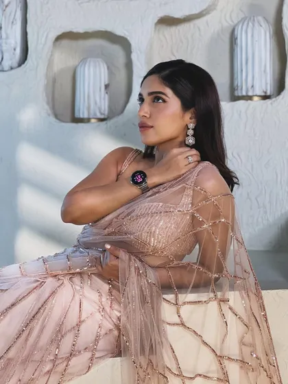 Pretty in pink! Here’s Bhumi Pednekar in a beautiful sequined saree by Masumi Mewawalla. This is a great option for a cocktail party or reception, offering sparkle and modern elegance.