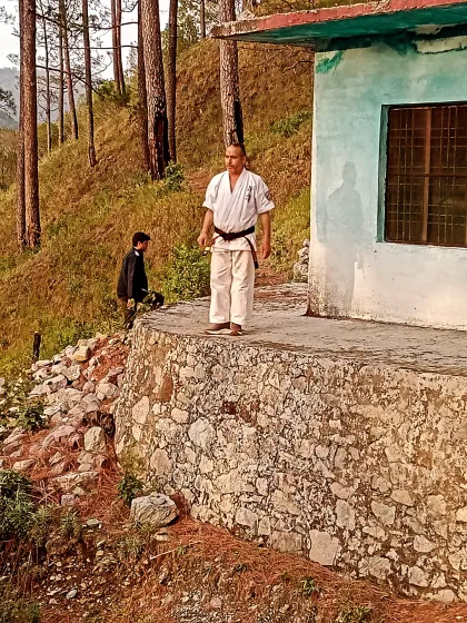 A senior instructor observing the students during a training session. Constant supervision and guidance are key to our teaching method.