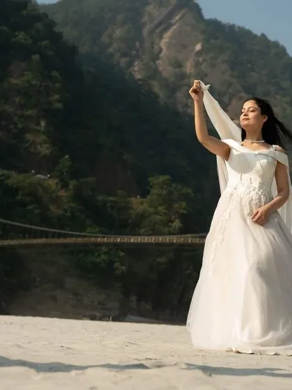 The long veil trail catches the wind beautifully, creating a sense of freedom and romance. This gown is ideal for capturing stunning solo portraits during your pre-wedding shoot.