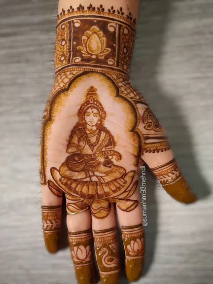 I love creating divine portraits in my henna work. This piece shows Goddess Saraswati seated on a lotus, a design that requires immense focus and brings a sense of peace and blessings.