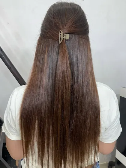 A gorgeous global hair color in a warm caramel shade. This all-over color gives the hair a uniform, glossy finish and is perfect for a complete style refresh.