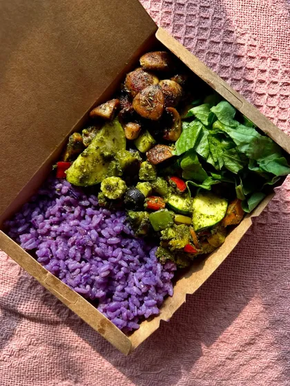 We love playing with colors and flavors. This meal box features vibrant purple rice paired with our homemade pesto vegetables, mushrooms, and fresh greens for a satisfying and visually stunning dish.