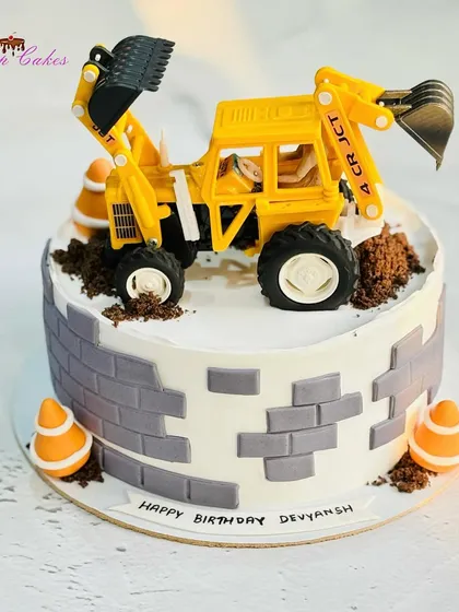 Digging into sweetness with a JCB twist. This construction-themed cake is perfect for a little one who loves big trucks.