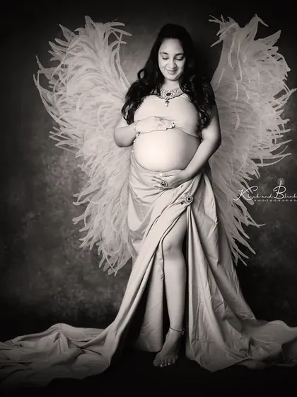 Every mother is an angel watching over her little one. I love bringing creative and dreamy concepts to life, like using these beautiful angel wings to create a truly ethereal and unforgettable portrait.
