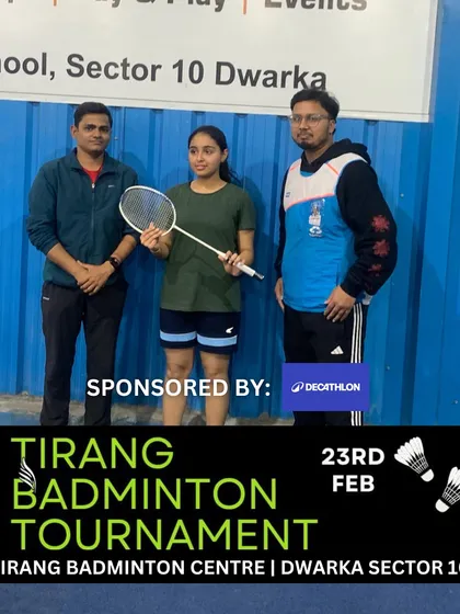 A participant receiving her prize at the Decathlon-sponsored tournament in Dwarka.