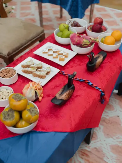 A close-up of the traditional items used in the Paebaek ceremony, including fruits, nuts, sweets, and the symbolic wooden mandarin ducks, all arranged beautifully on the ceremonial table.