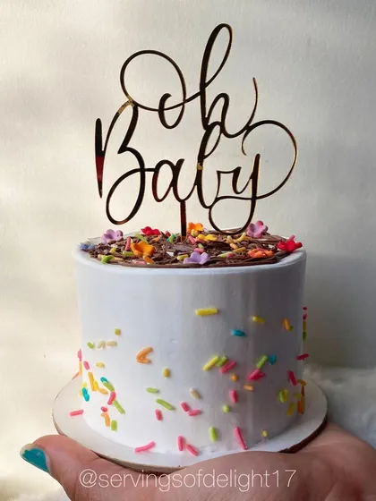 Celebrating a new arrival with this "Oh Baby" mini cake. It's a sweet and simple design with colorful sprinkles, perfect for a baby shower.
