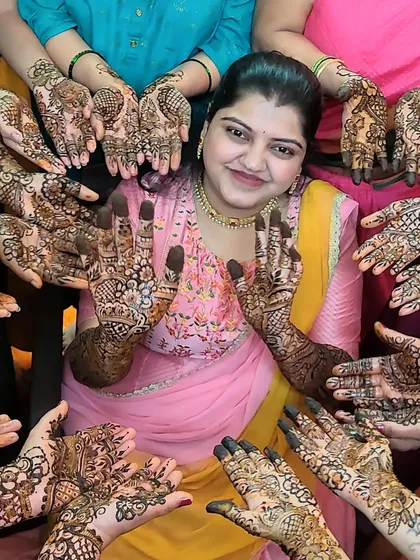 Nothing makes me happier than seeing a bride and her entire crew showing off their mehendi. I can handle large groups efficiently, ensuring everyone from the bridesmaids to the aunts gets a beautiful design to feel part of the celebration.