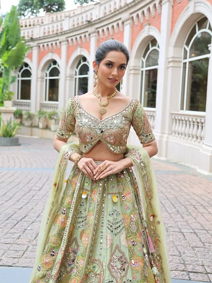 Your pre-wedding functions are a time for fun and playful glamour. For this Mehendi look, I used beautiful eye makeup with studs and gold dust to complement the vibrant, mirror-work lehenga, creating a look that’s perfect for a sunlit celebration.