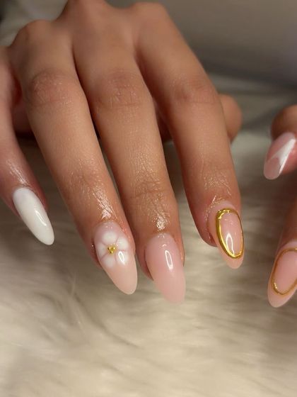 A close-up of the 3D flower and gold chrome outline detail.