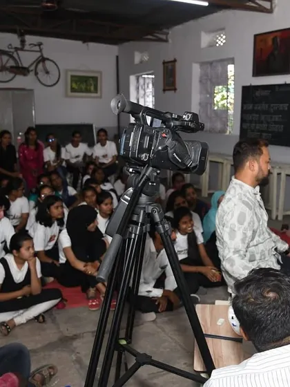 The demonstration was filmed, allowing students to see the brushwork up close on a screen.