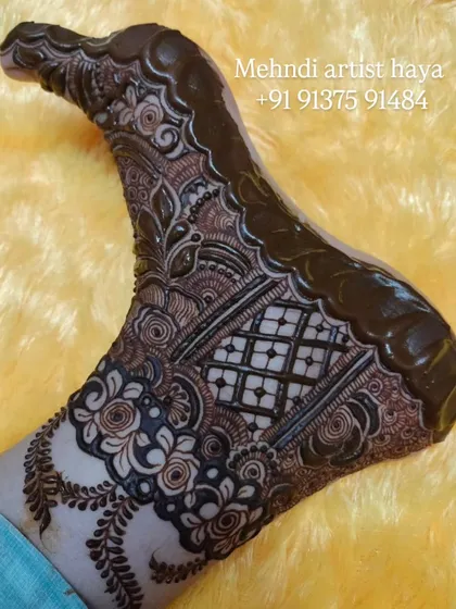 The fresh paste of this intricate foot design shows the beautiful contrast and clean lines of the artwork.