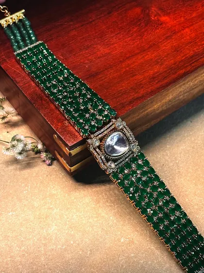 A bold and beautiful emerald bead bracelet with a central polki clasp, perfect for adding a pop of color.