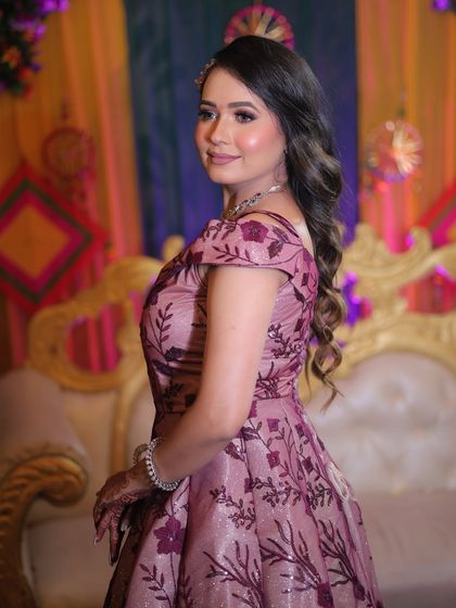 My client Pihu looking so pretty for her engagement. I gave her a soft glam look with beautiful waves in her hair, which perfectly complements her off-shoulder floral gown.
