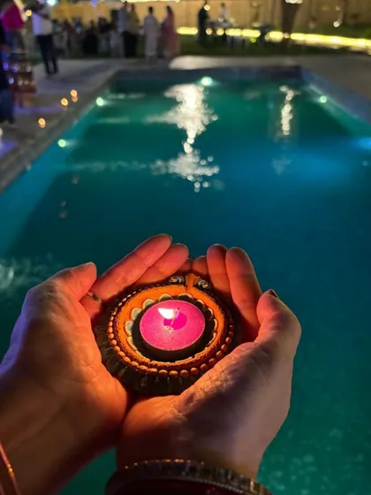 A moment of peace by the water. A guest holds a diya during a festive celebration by the pool, with its reflection shimmering on the surface. It’s these serene moments that make this place special.