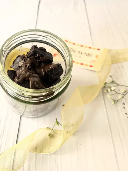 Our Little Luxe Rakhi Hamper is small in size but big on delight, featuring a jar of our fudgy brownie bites.