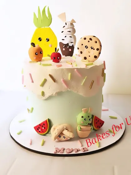 A closer look at the cute character cake, featuring a variety of happy, edible figures made from fondant. This design is perfect for a fun and imaginative celebration.