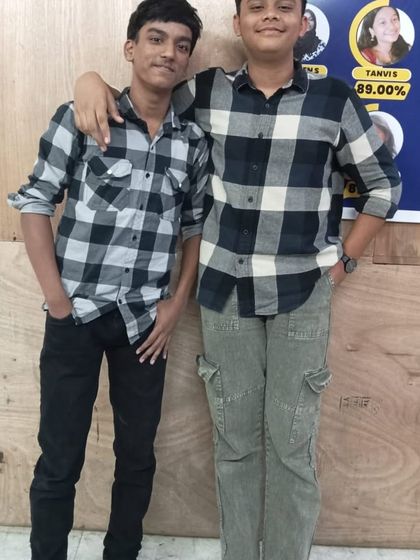 These two students coordinated their checkered shirts for Twinning Day, showcasing their friendship.