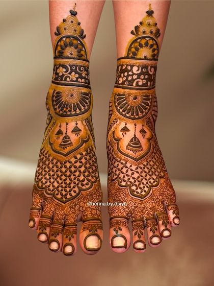 A classic bridal feet design with full coverage. The pattern includes traditional motifs and intricate jaali work, perfect for a grand wedding.