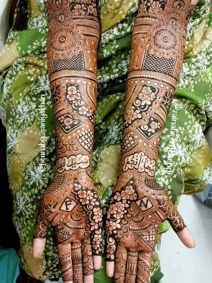 A beautiful collaboration with my sister for this bride, featuring the initials 'F' and 'N' on the palms.