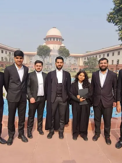 The January 2024 team standing before the Supreme Court fountain. These shared experiences build a strong sense of community among our interns.