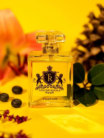 To capture the essence of a fruity and pine-scented perfume, I used a bold yellow background with props like berries and a pinecone. This colorful and direct approach makes the scent profile immediately understandable.