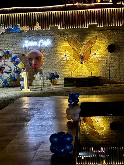 The poolside area transforms into a fantastic party zone at night. Here you can see a birthday celebration in full swing, with our lit-up cafe in the background.