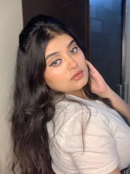A simple and elegant look inspired by Lana Del Rey, focusing on a classic winged liner.