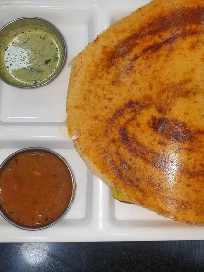 A classic Masala Dosa, perfectly folded and served in a traditional segmented plate with our flavourful pumpkin sambar and fresh coconut chutney. A staple at our breakfast catering events.
