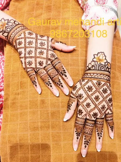 A popular design for the back of the hands, this pattern features a lotus-themed jaali (net) that looks like delicate lace gloves.