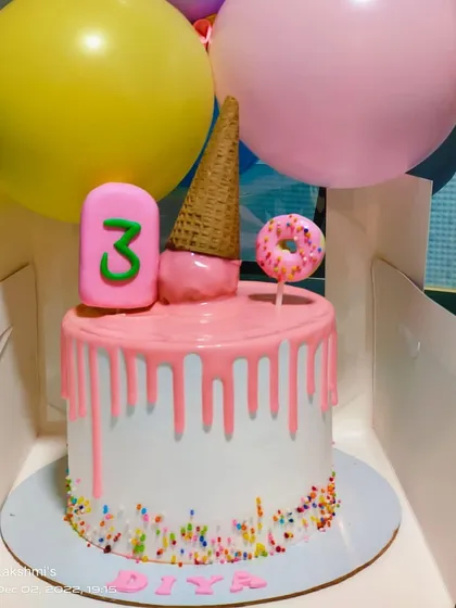 A client photo of our ice cream drip cake, looking perfect with the party balloons. We love when you share your celebration photos with us!
