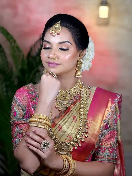 An elegant South Indian bridal look. I teach you how to create this classic style, focusing on golden tones, a sharp wing, and a traditional bun adorned with fresh flowers.