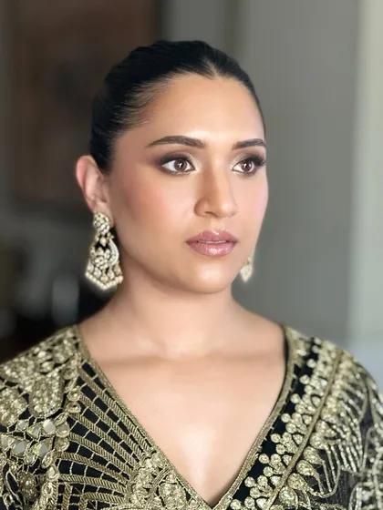 For Shanel's welcome dinner in Seville, we went for a sleek and stunning statement look. A high ponytail paired with mesmerizing smokey eye makeup created a glamorous and modern vibe.