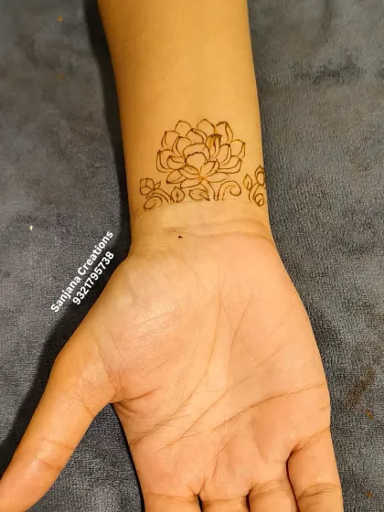 A simple and elegant lotus motif on the wrist. This is a great option for someone who wants a small yet beautiful touch of henna.