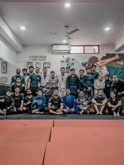 The full crew after a great training session. You can see the diversity of our members, all united by their passion for Jiu-Jitsu and martial arts.