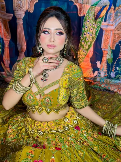 The full Mehendi look. The bright outfit and floral jewelry are perfectly complemented by the colorful and glowing makeup.