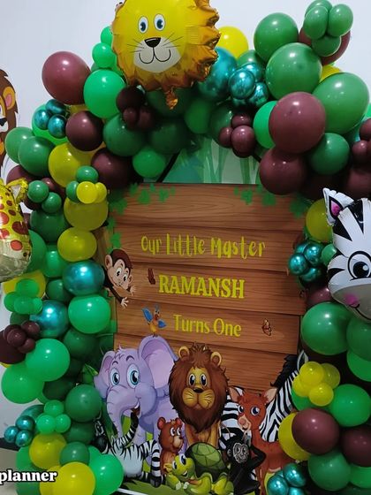 This angle shows the texture and depth of the jungle-themed balloon garland, with different shades of green and brown creating a natural, leafy effect.