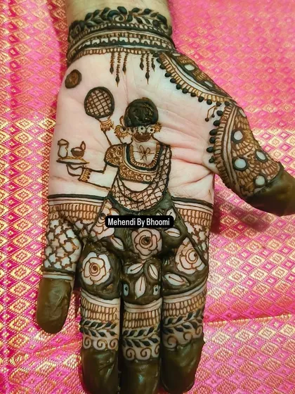 For Karwa Chauth, I love creating designs that tell a story. This one features a woman looking through the traditional chhalni or sieve, a classic scene from the festival, surrounded by delicate floral patterns.