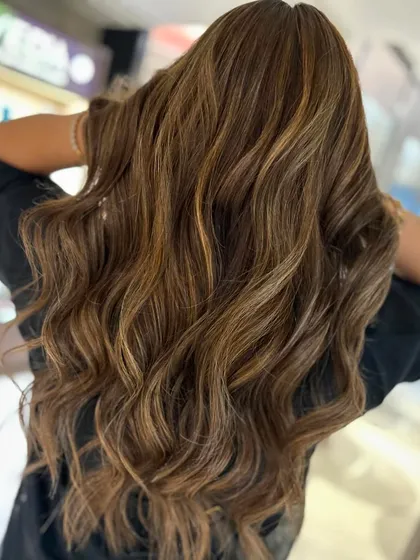 This long hair balayage blend in beige blonde is what summer hair goals are made of. I used foils to create this bright yet blended look, ensuring the hair stayed healthy with Fibreplex.