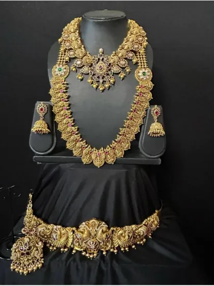 Here is a closer look at one of our classic full bridal sets. This antique-finish temple jewellery includes a detailed choker, a long kasina sara (coin necklace), matching jhumkas, and a heavy vaddanam, all featuring beautiful peacock and deity motifs. It’s a complete, ready-to-wear set for a traditional bride.