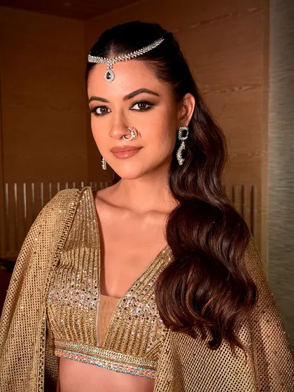 A beautiful portrait capturing the soft yet powerful nature of this golden glam. The skin is luminous, and the eyes are defined to create an unforgettable look.