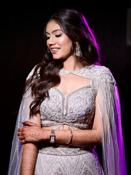 A closer look at this Sangeet glam. The focus was on creating a luminous complexion and softly defined eyes, paired with elegant jewelry and a beautifully detailed outfit.