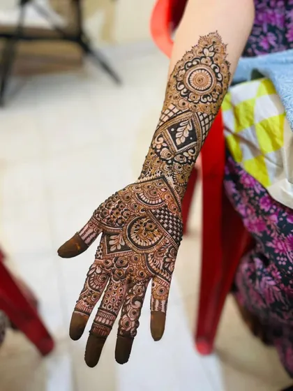 A clear, full view of the arm.