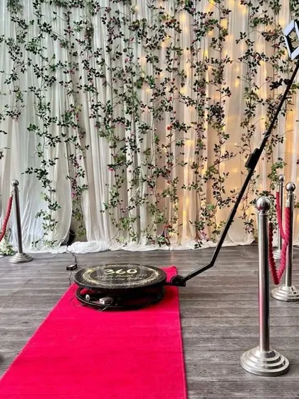 A different angle of the same setup, showing the rotating camera arm. The arm is equipped with a high-definition camera that captures smooth, stable video as it spins around the platform, resulting in a professional-grade output.