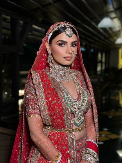 The elegance of a bride under her veil. The makeup is designed to be captivating, with a focus on the eyes and a radiant complexion.